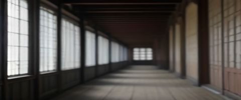 漫漫优选客服团队在整洁明亮的办公室中处理用户邮件反馈，屏幕上显示着收件箱界面，工作氛围专注友好